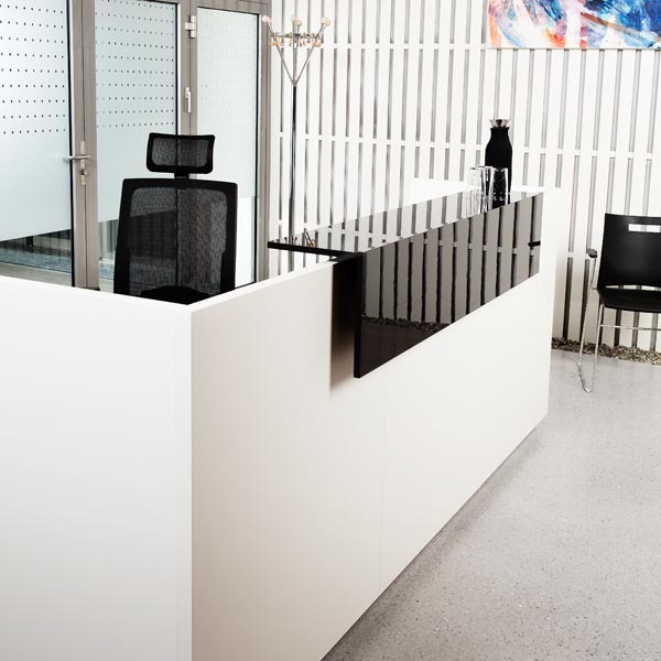 Find møbler til et godt arbejdsmiljø hos JustMore